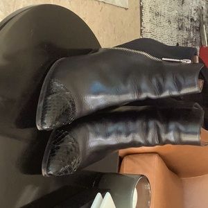 Donald Pliner 8M alligator toe & leather bootie